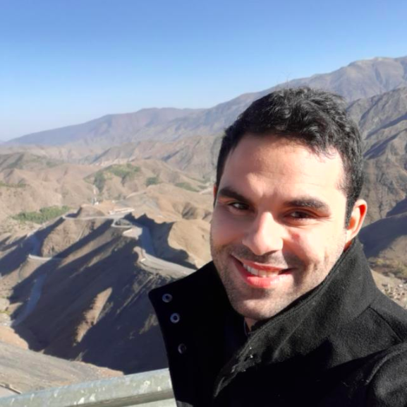 Photo of Eduardo Soares in front of some mountains
